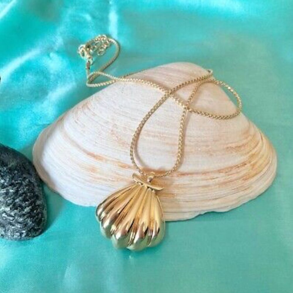 Disney Melody Ariel Locket Seashell Gold Shell Necklace the Little Mermaid Charm - Picture 4 of 4